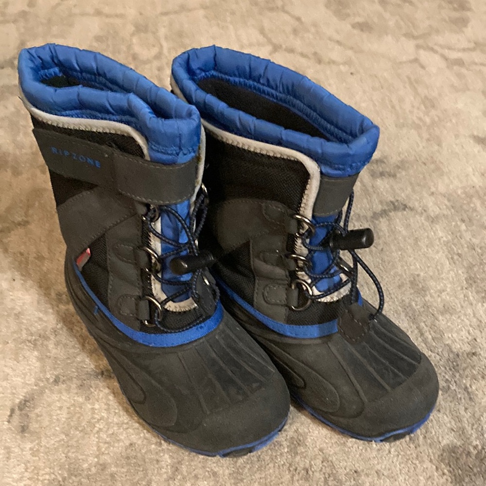 Ripzone Boy’s black and blue winter boots